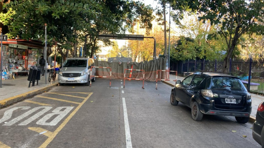 La barrera de la avenida San Martín en el centro comercial de Florida fue clausurada por obras esta mañana. La Comuna de Vicente López dispuso desvíos en el tránsito para llegar de Panamericana a la avenida Maipú.