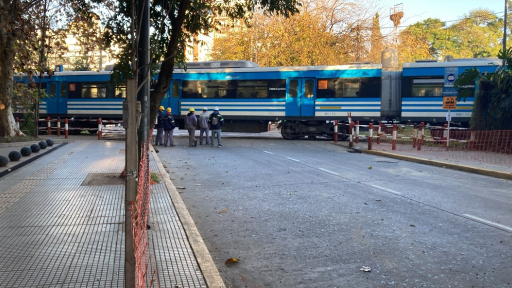 La barrera de la avenida San Martín en el centro comercial de Florida fue clausurada por obras esta mañana. La Comuna de Vicente López dispuso desvíos en el tránsito para llegar de Panamericana a la avenida Maipú.