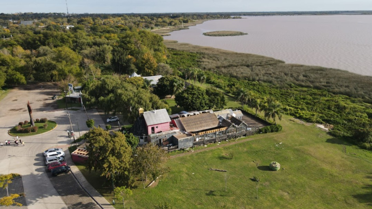 La Comuna de San Isidro demolió un histórico bar en Sáenz Peña y el río y en julio hará lo mismo con otro. El objetivo es liberar la costa opara todos los vecinos.