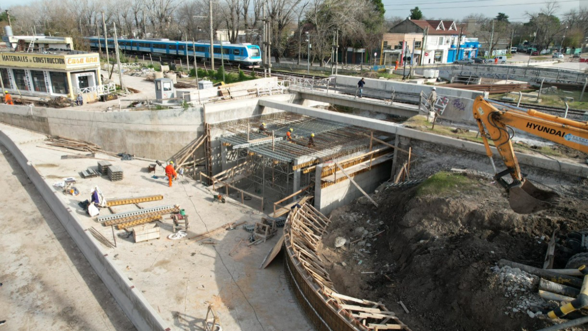 Los trabajos avanzan a buen ritmo en la obra del túnel de Longchamps sobre la calle Diehl, en Almirante Brown, en el sur del Conurbano.