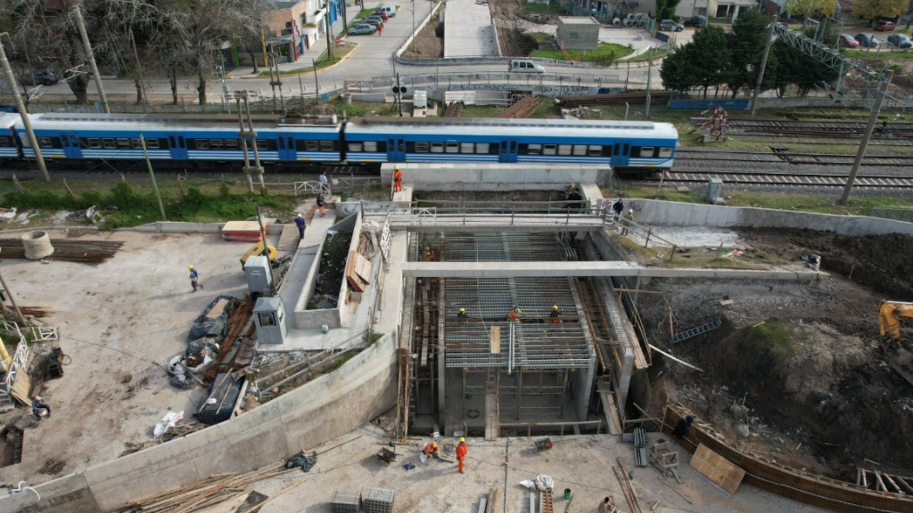 Los trabajos avanzan a buen ritmo en la obra del túnel de Longchamps sobre la calle Diehl, en Almirante Brown, en el sur del Conurbano.