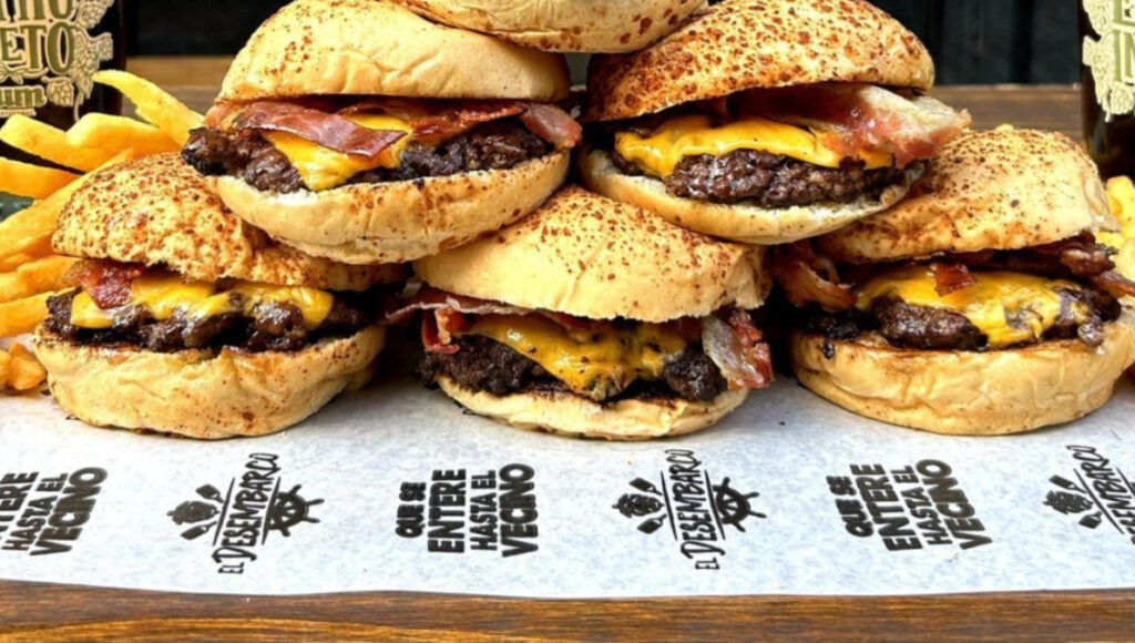 Los locales de hamburguesas de El Desembarco ofrecerán hoy la clásica "El Bajoncito" a solo $ 299.