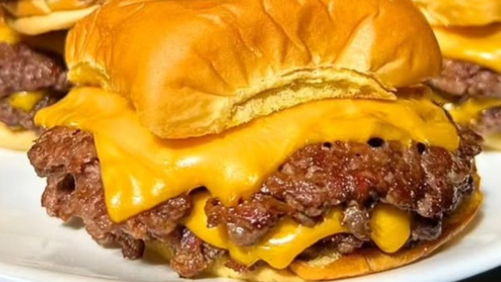 Los locales de hamburguesas de El Desembarco ofrecerán hoy la clásica "El Bajoncito" a solo $ 299.
