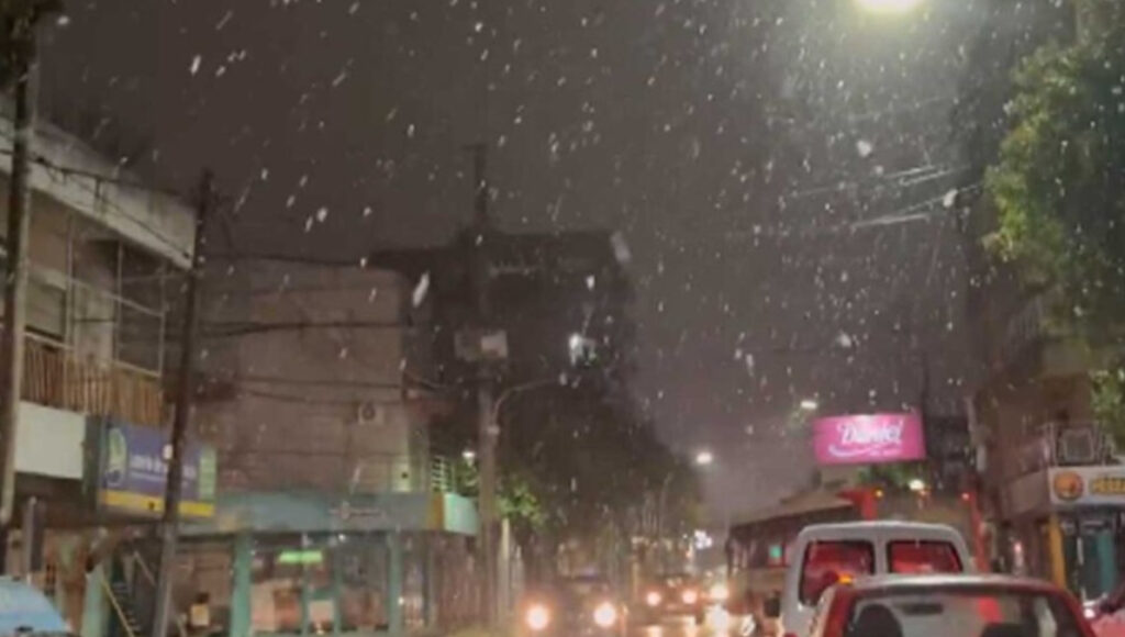 En distintos distritos de zona sur, norte y oeste la nieve apareción en plena madrugada.
