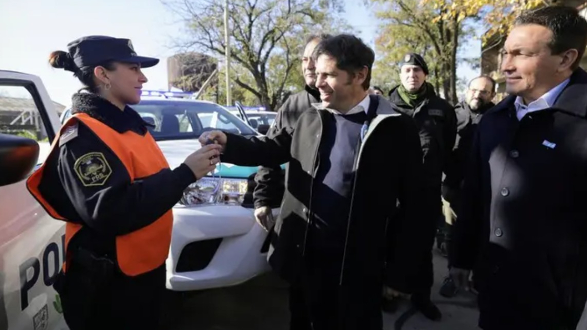 El gobernador bonaerense Axel Kicillof entregó patrulleros, envió efectivos e inauguró la Casa de la Provincia en Florencio Varela.
