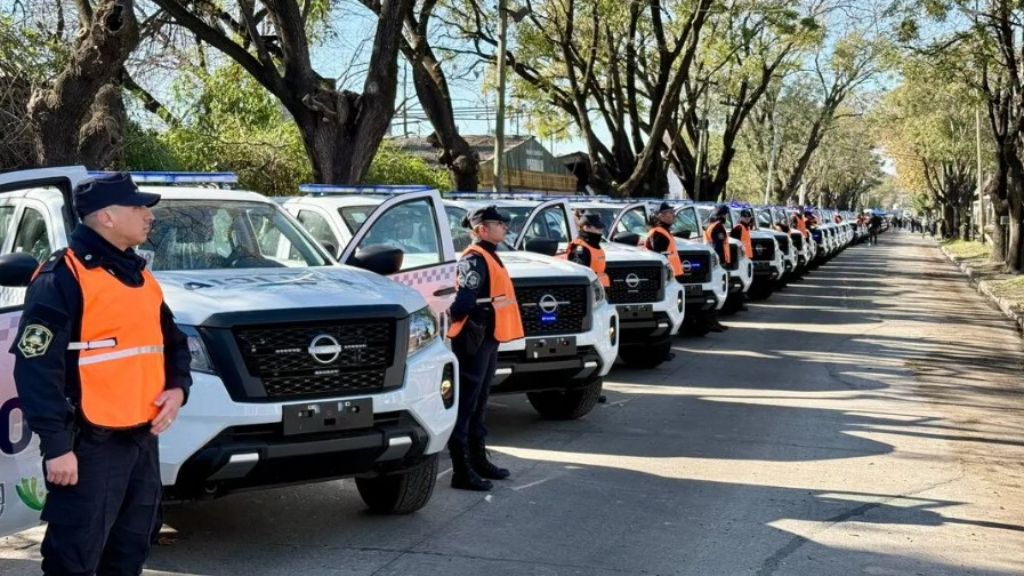 El gobernador bonaerense Axel Kicillof entregó patrulleros, envió efectivos e inauguró la Casa de la Provincia en Florencio Varela.