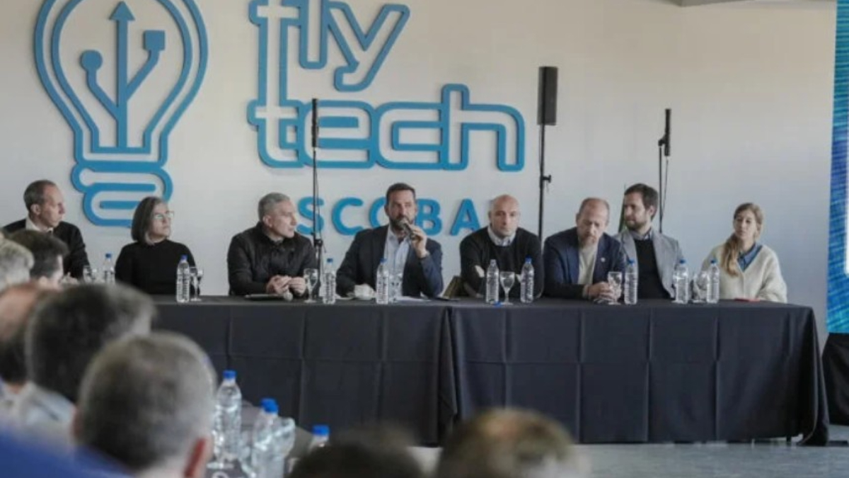 En el Polo Fly Tech de Escobar, empresarios y el intendente Ariel Sujarchuk presentaron los avances del programa de capacitación digital CiudadanIA 5.0.