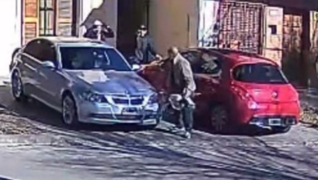 El momento del ataque al policía Alejandro Negri en Aldo Bonzi. Dos delincuentes quisieron robarle en la puerta de su casa y tras un tiroteo el agente retirado falleció.