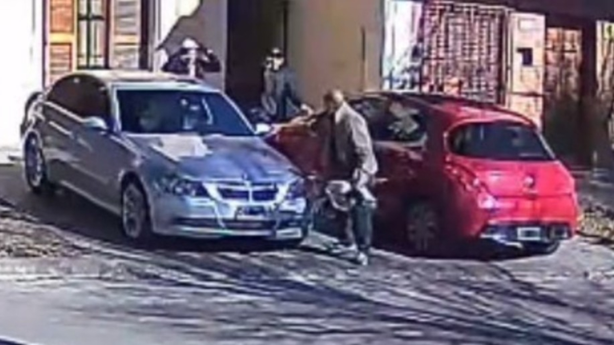 El momento del ataque al policía Alejandro Negri en Aldo Bonzi. Dos delincuentes quisieron robarle en la puerta de su casa y tras un tiroteo el agente retirado falleció.
