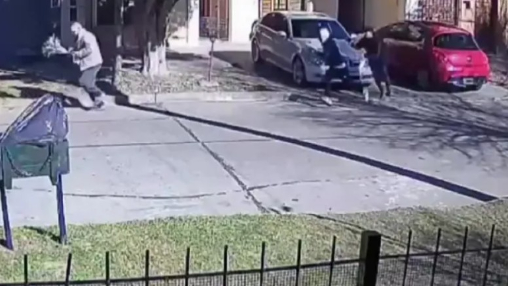 El momento del ataque al policía Alejandro Negri en Aldo Bonzi. Dos delincuentes quisieron robarle en la puerta de su casa y tras un tiroteo el agente retirado falleció.