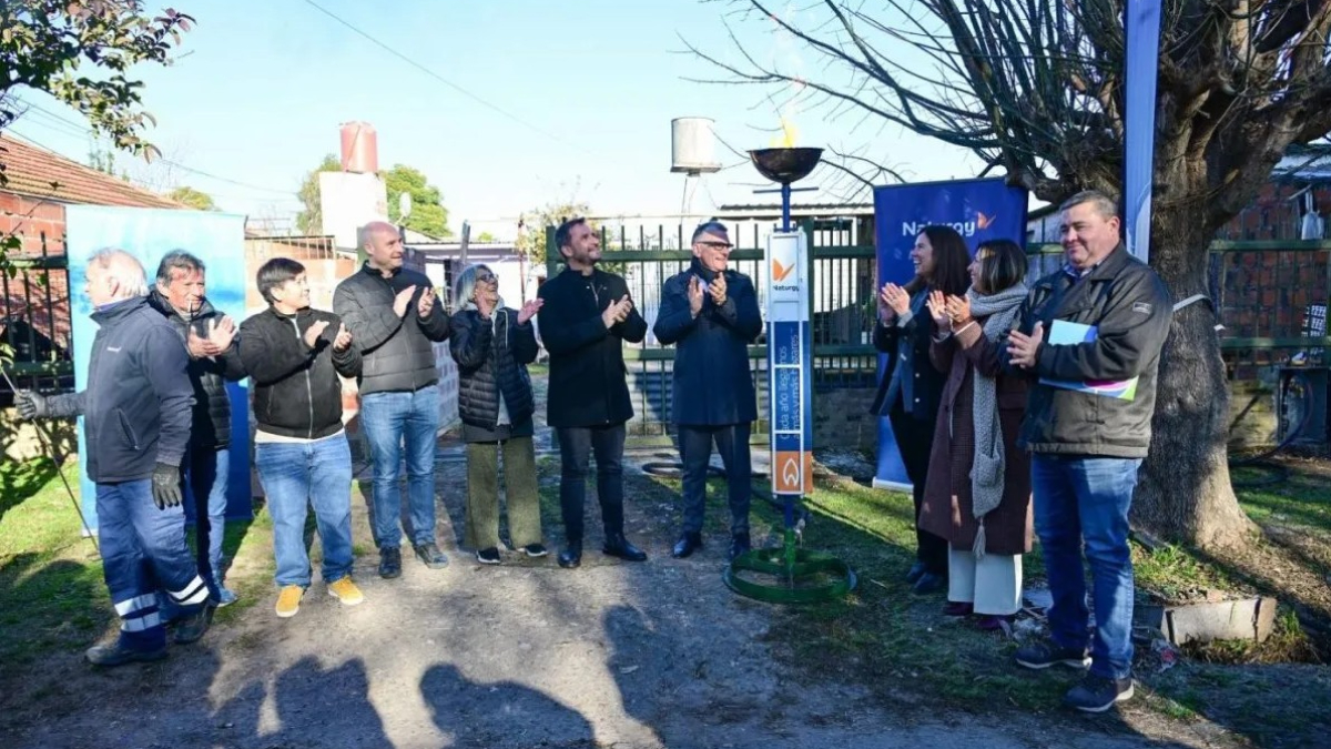 El intendente de Escobar, Ariel Sujarchuk, durante el acto de inauguración de la nueva red de gas del barrio Villa Angélica, en Garín.