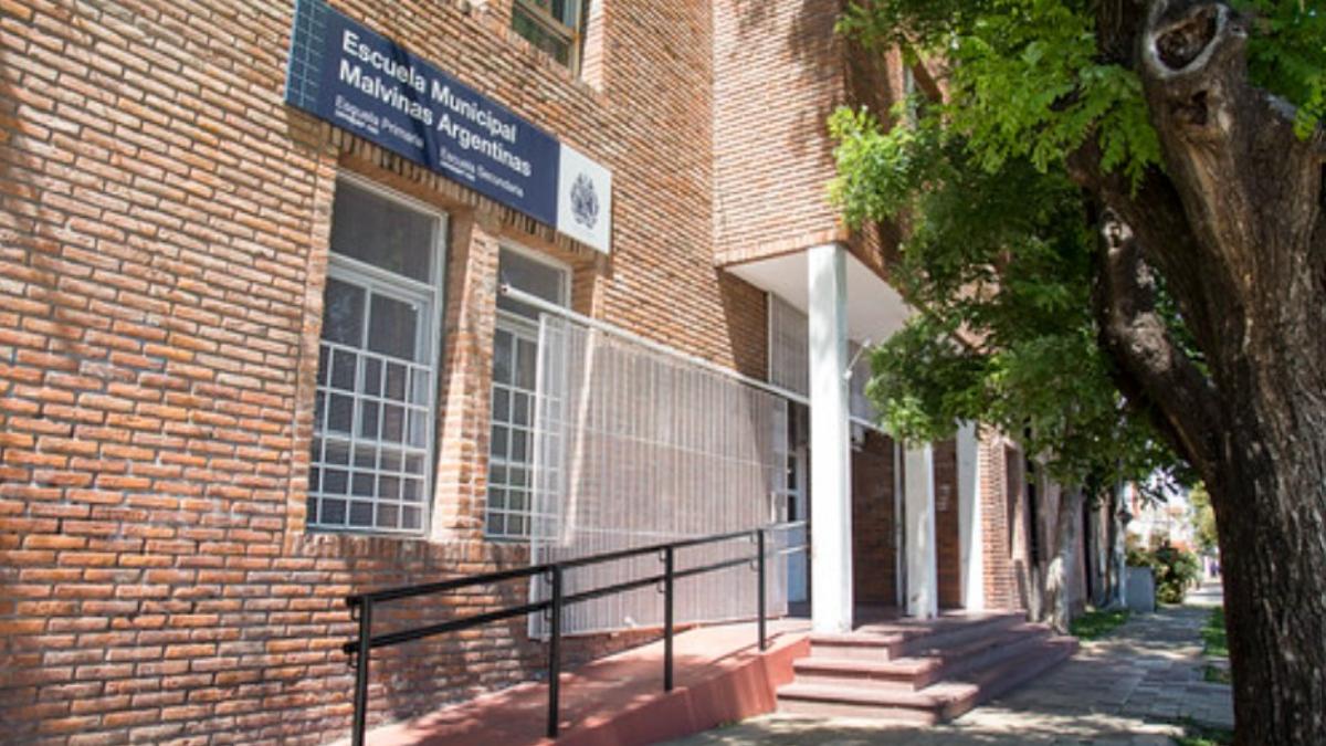 Lla Escuela Municipal Malvinas Argentinas, ubicada en Julián Navarro 2010, Beccar, partido de San Isidro, ampliada tras la compra de una vivienda lindera.