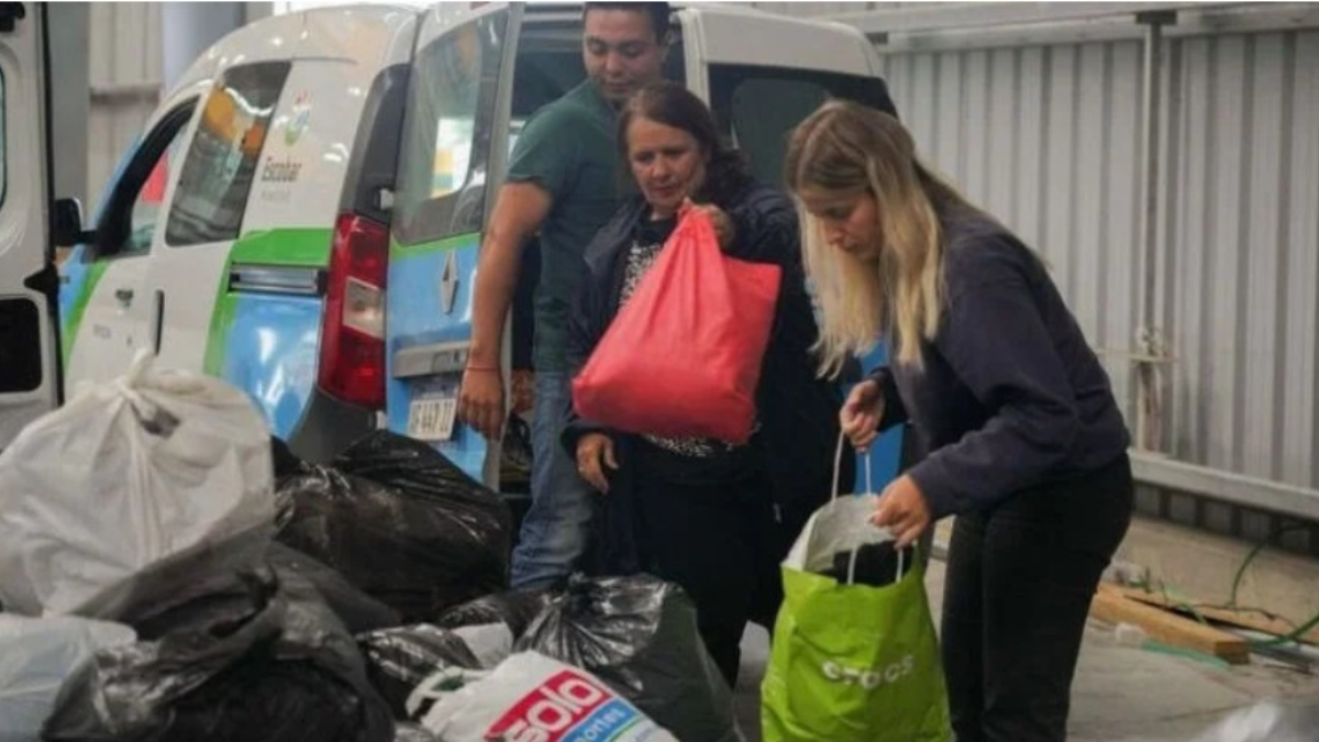 En los polideportivos de los barrioas de Escobar reciben donaciones para familias que están sufriendo el frío polar de estos días.
