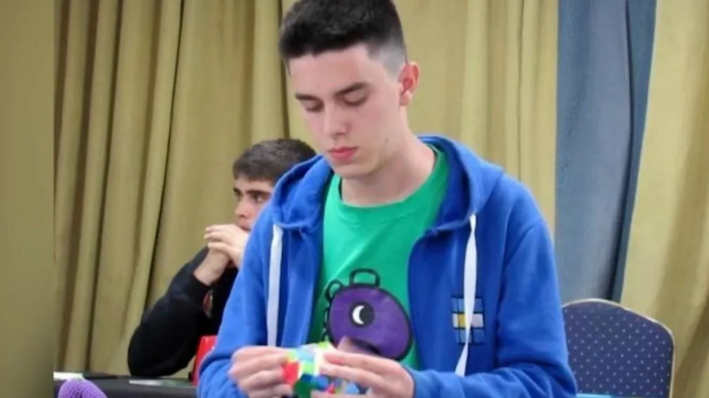 Leandro López tiene 21 años y es de San Martín: se consagró camopón mundial de Cubo Rubik en una de sus especialidades más difíciles.