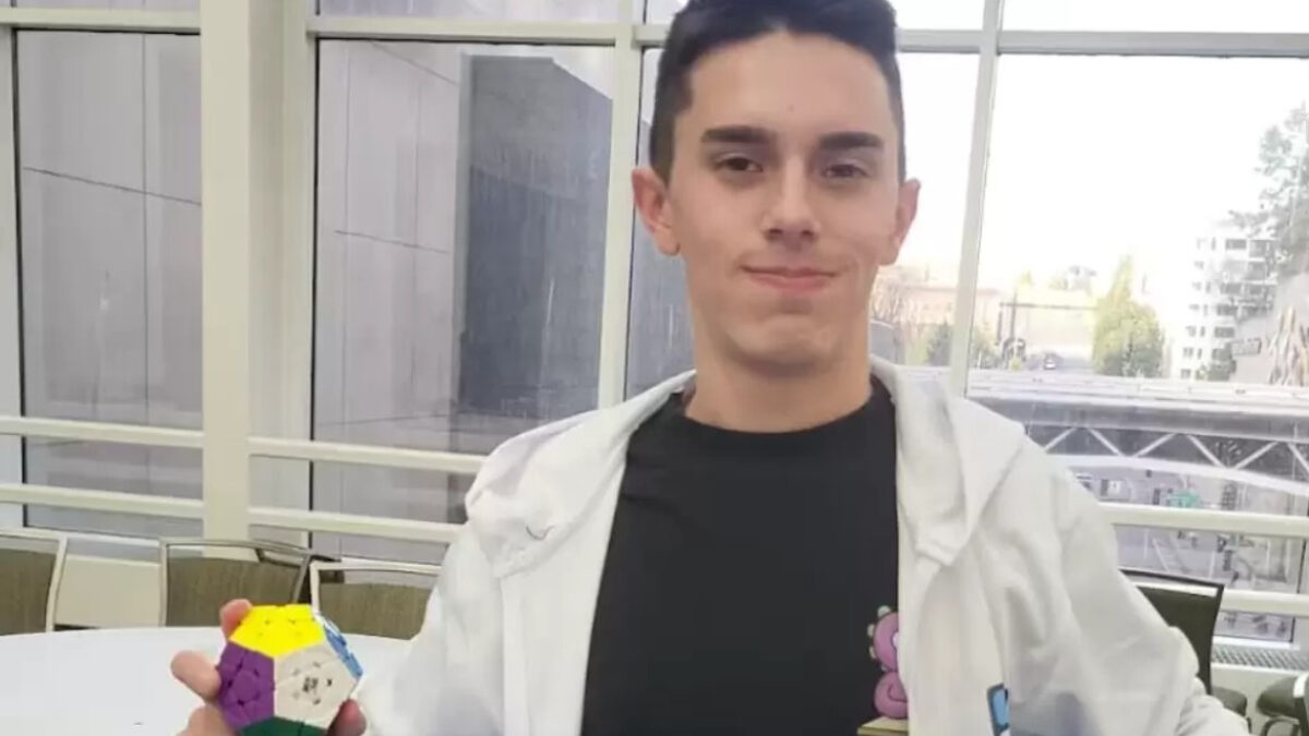 Leandro López tiene 21 años y es de San Martín: se consagró campeón mundial de Cubo Rubik en una de sus especialidades más difíciles.