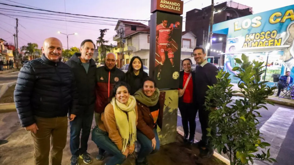 El Paseo de los ïdolos de Lanús está en la avenida General Madariaga entre Eva Perón y 9 de Julio. Allí 11 glorias del Granate de todas sus especialidades elegidas por sus hinchas ya tienen su merecido homenaje.