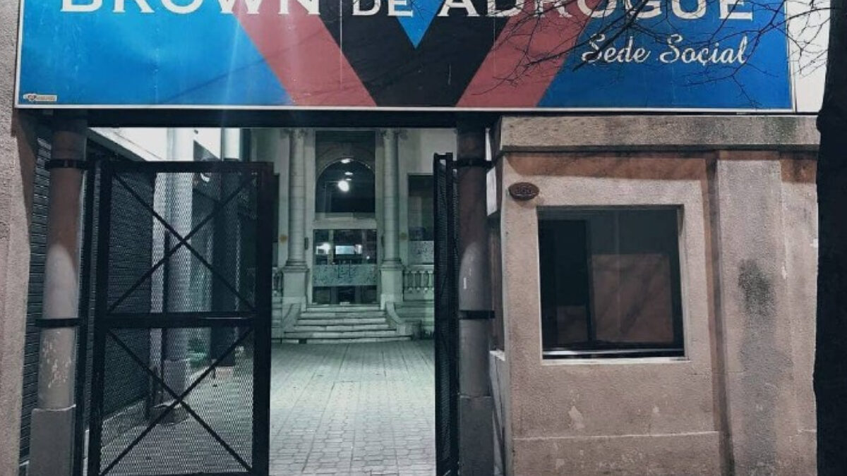 Las autoridades del club Brown de Adrogué desplazaron al DT de las inferiores que fue denunciado por un jugador menor de edad. Ya intervino la Justicia.