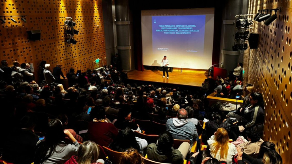 Agustin Balladares presentó su plan de mejoras en el cine-auditorio Tita Merello de la Universidad de Lanús.