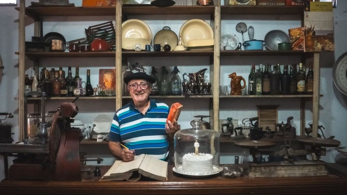 Al{berto Fernández se desempeñaba como director del Museo Histórico Municipal “José Altube” de José C. Paz. De amplia trayectoria en el ámbito cultural de la Provincia de Buenos Aires,