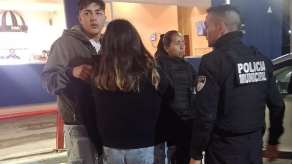 Familiares del bebé salvado por la Policía Municipal de Escobar mientras comía en un local de comidas rápidas en Ingeniero Maschwitz.