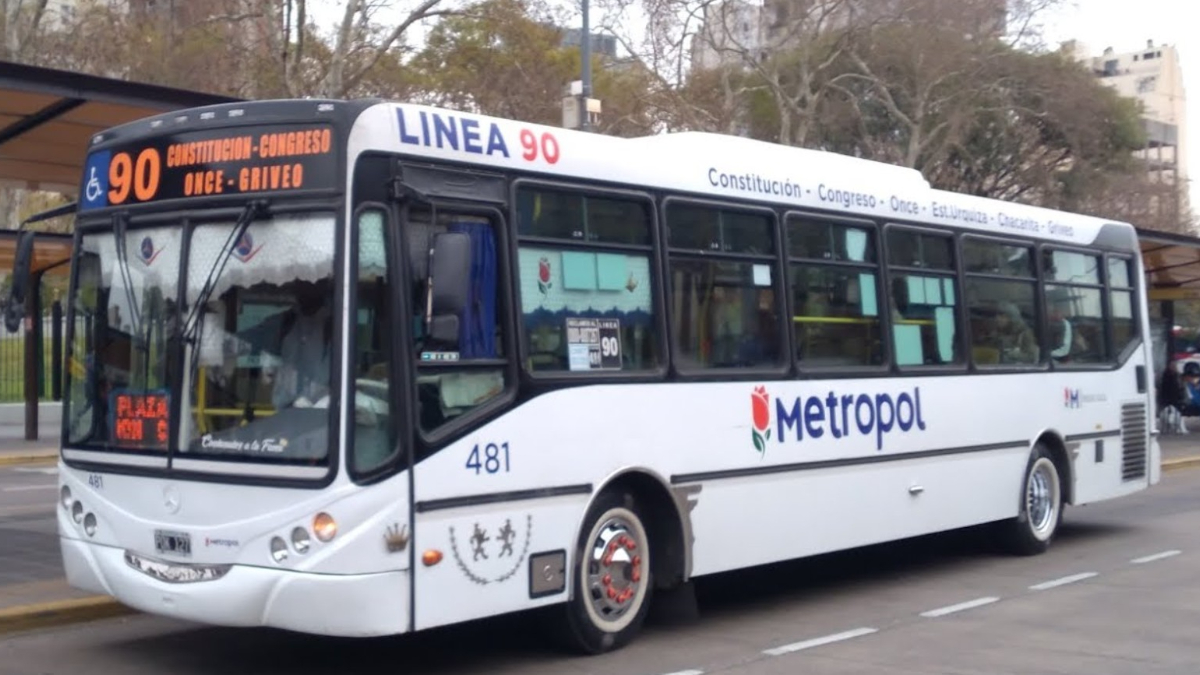 El gobierno de CABA tiene en mente eliminar la línea 90 de colectivos y que parte de su recorrido sea realizado por la línea 151.