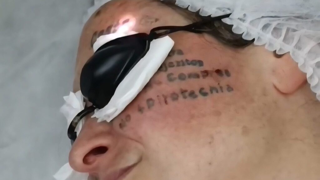 Esteban Echeverría, candidata libertaria, tatuajes