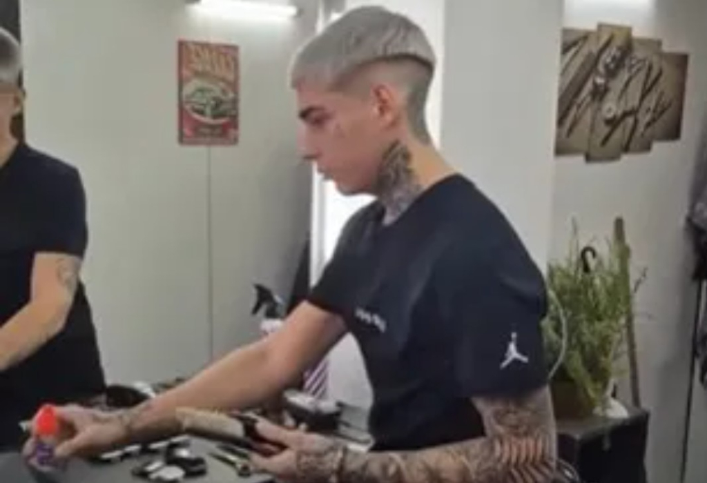 En la calle Alsina al 2000 de Lomas de Zamora la barbería "Sin Retroceso", de Facundo Olivera, le corta gratis el pelo a los jubilados y pensionados.