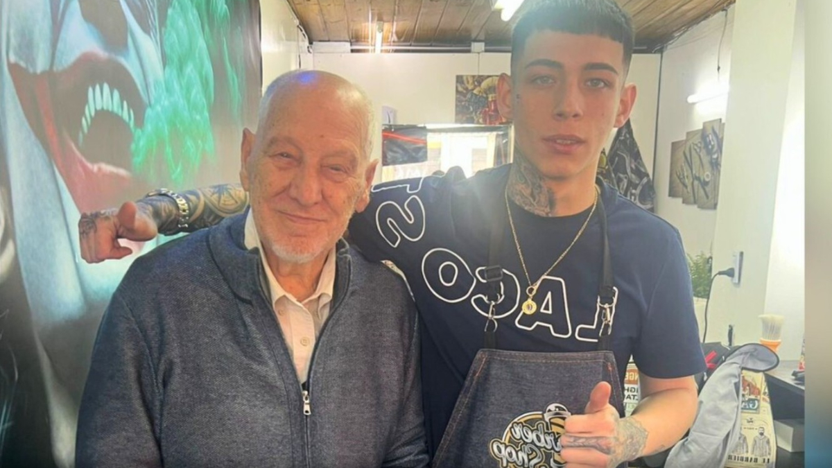 En la calle Alsina al 2000 de Lomas de Zamora la barbería "Sin Retroceso", de Facundo Olivera, le corta gratis el pelo a los jubilados y pensionados.