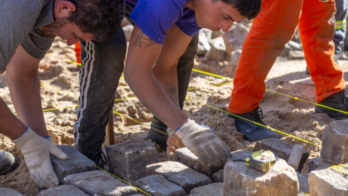 La renovación y mantenimiento del adoquinado de San Isidro avanza en las calles céntricas del casco urbano.