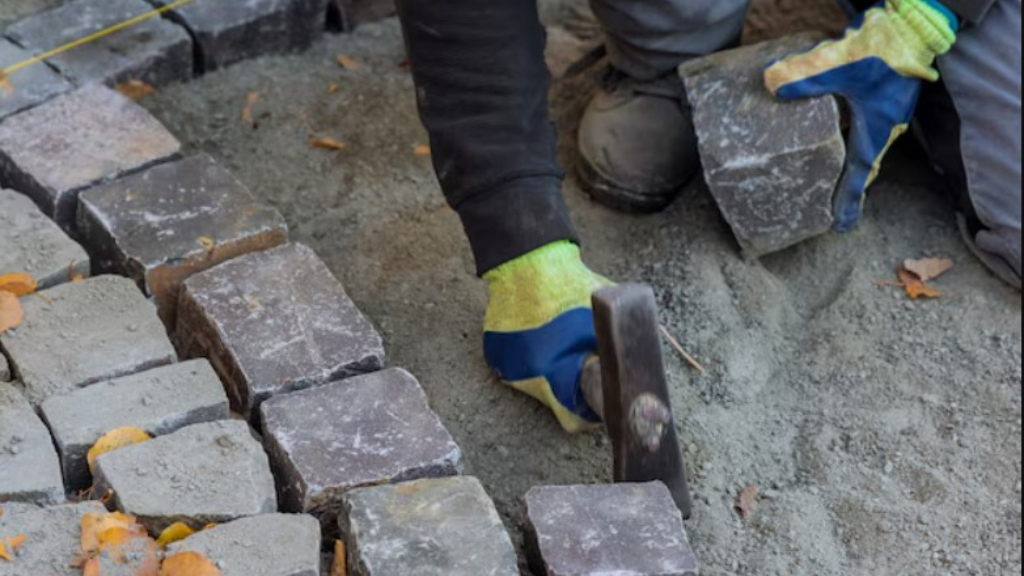 La renovación y mantenimiento del adoquinado de San Isidro avanza en las calles céntricas del casco urbano.