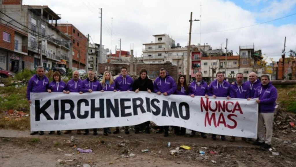 Axel Kicillof recorrió La Matanza e inauguró una escuela horas después de que Javier Milei se sacara la foto de lanzamiento de campaña en Villa Celina.