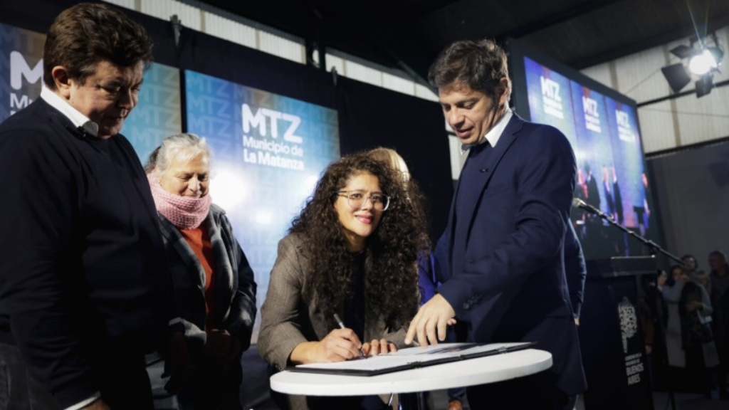 Axel Kicillof recorrió La Matanza e inauguró una escuela horas después de que Javier Milei se sacara la foto de lanzamiento de campaña en Villa Celina.