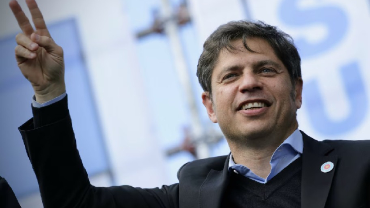 Axel Kicillof recorrió La Matanza e inauguró una escuela horas después de que Javier Milei se sacara la foto de lanzamiento de campaña en Villa Celina.