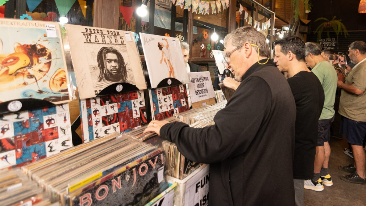 La House es una de las ferias de discos de vinilo más grande de Argentina, y este domingo llega al playón municipal de Tres de Febrero, en la localidad de Caseros.