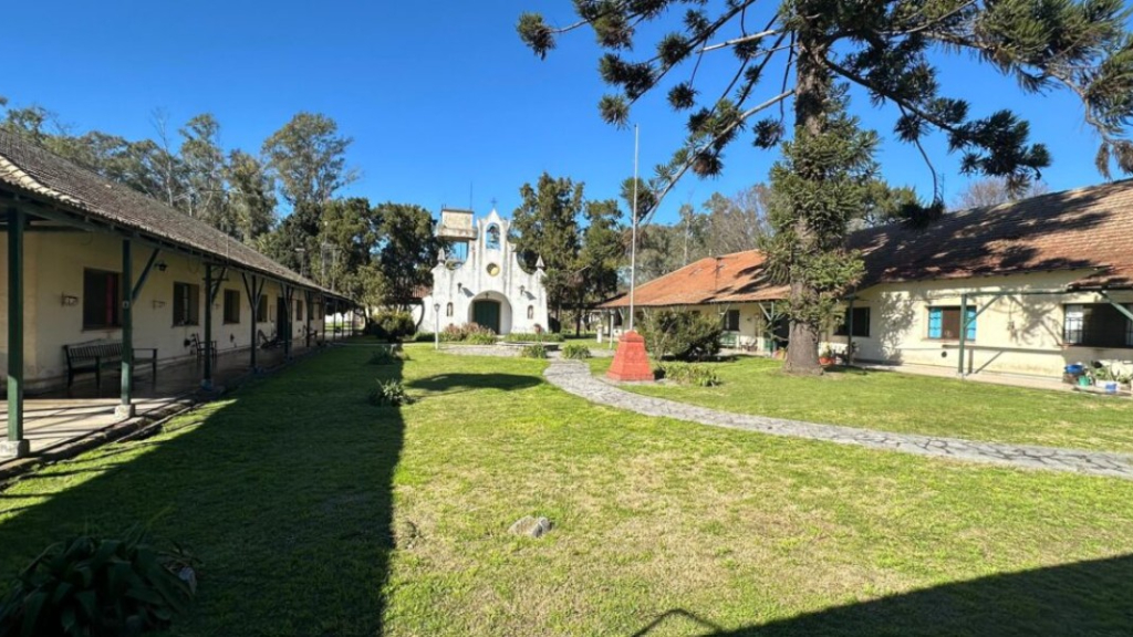 El Hogar Eva Perón de Burzaco está en la calle Roble al 800. Allí viven actualmente 30 ancianos en condiciones de vulnerabilidad. El gobierno nacional no lo cerrará.
