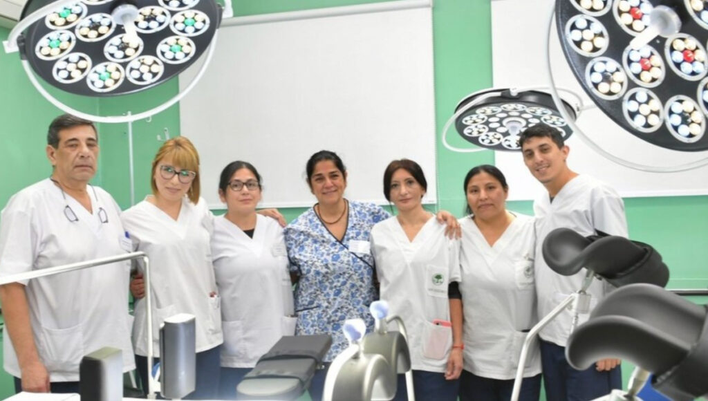 Médicos del Hospital Ciudad de Boulogne posan con uno de los nuevos equipos que la comuna de San Isidro sumó a ese centro de salud del oeste de distrito.