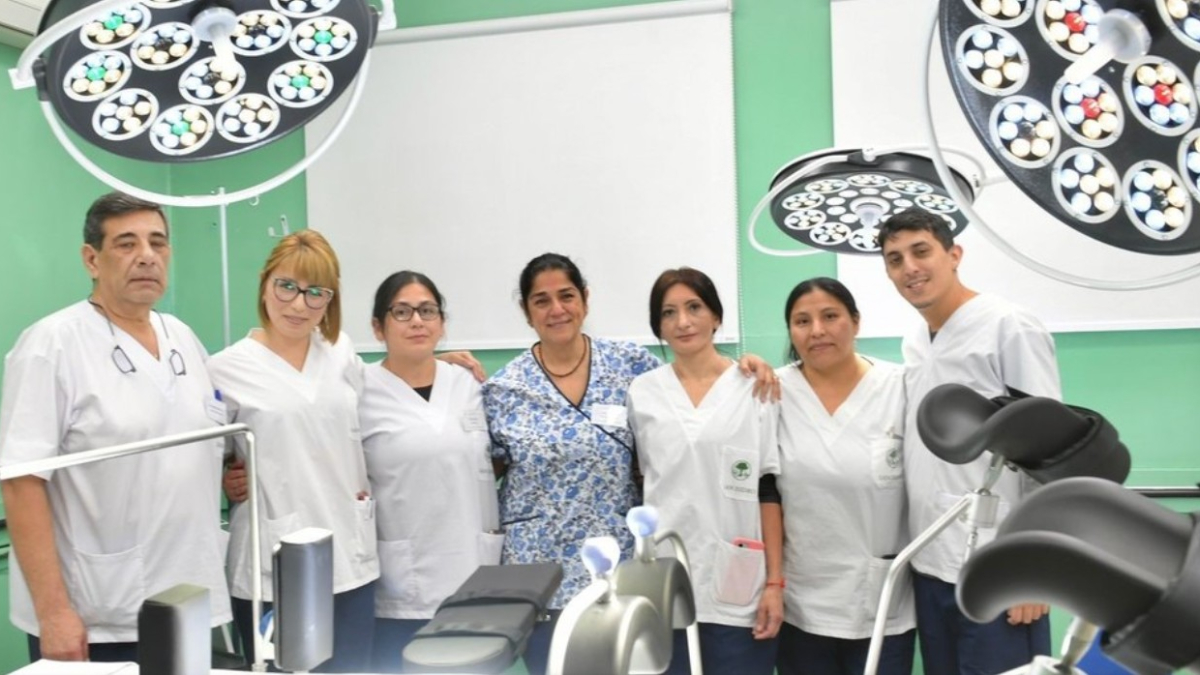 Médicos del Hospital Ciudad de Boulogne posan con uno de los nuevos equipos que la comuna de San Isidro sumó a ese centro de salud del oeste de distrito.