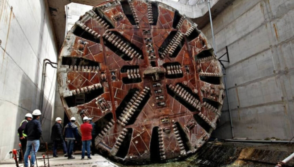 La monstruosa tuneladora que perforó para hacer el soterramiento del tren Sarmiento, una postal de la desidia argentina.