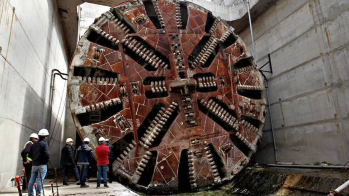 La monstruosa tuneladora que perforó para hacer el soterramiento del tren Sarmiento, una postal de la desidia argentina.