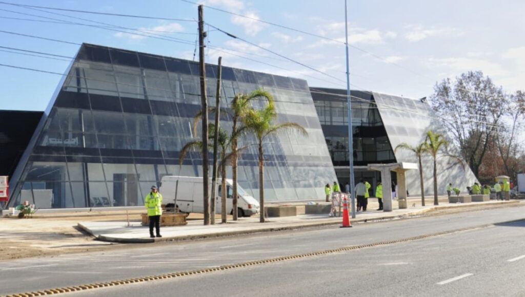 La nueva Clínica Manuel Balgrano de IOMA de Escobar está en Ingeniero Maschwitz, sobre la Ruta Provincial 26, entre las calles Carhué y Palmers.