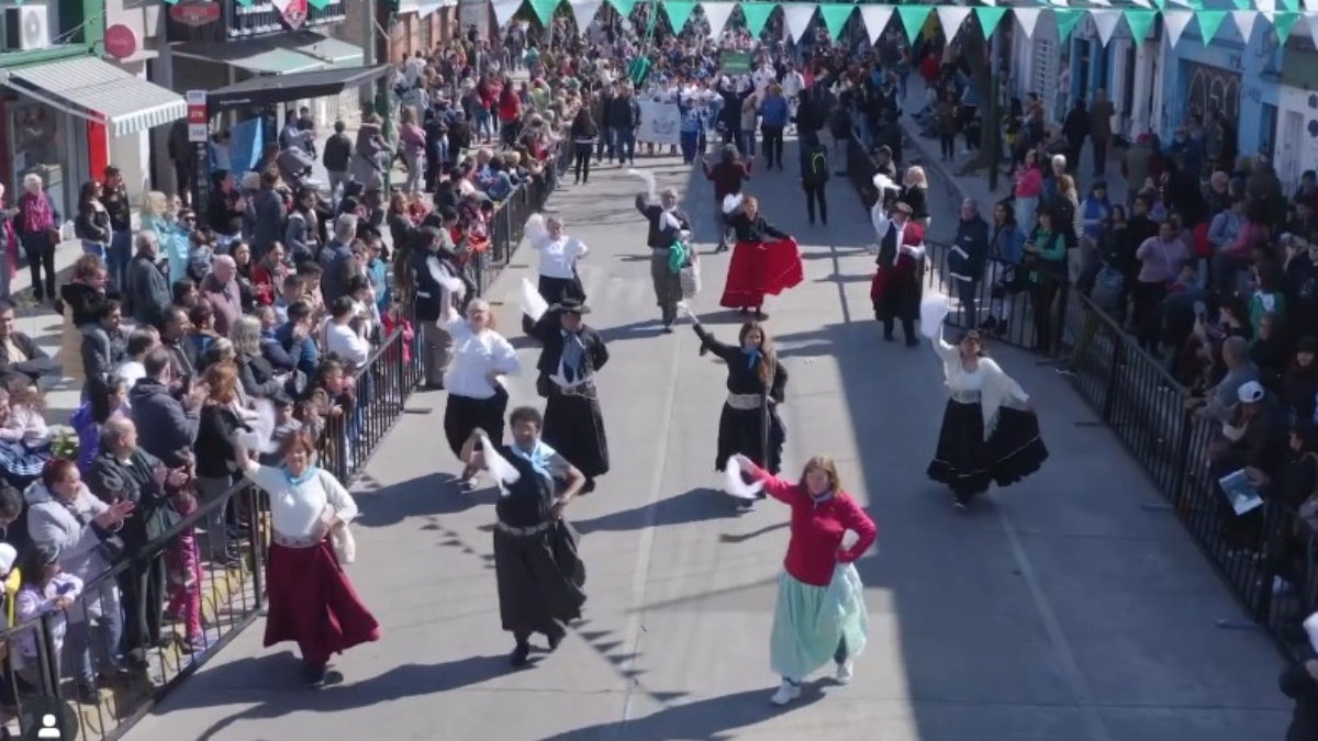 La localidad de Banfield festeja sus 152 años de vida con una gran celebración sobre la calle Maipú, la principal del barrio.