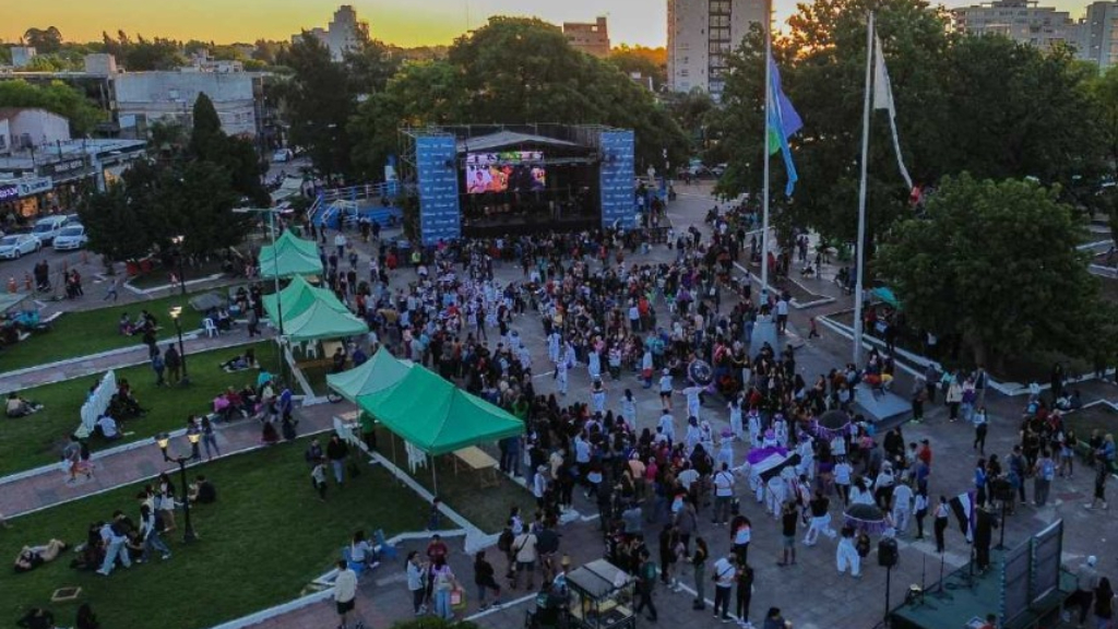 La 1° edición de la Feria Regional de Industrias Culturales y Creativas de Ituzaingó contará con las presencias estelares de Moria Casán y un cierre musical a cargo de Hilda Lizarazu.