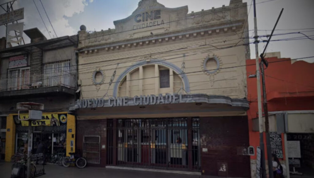 El Cine Ciudadela está ubicado en Rivadavia al 12300, justo enfrente de la estación del tren Sarmiento. Ahora quedó en manos de la comuna de Tres de Febrero.