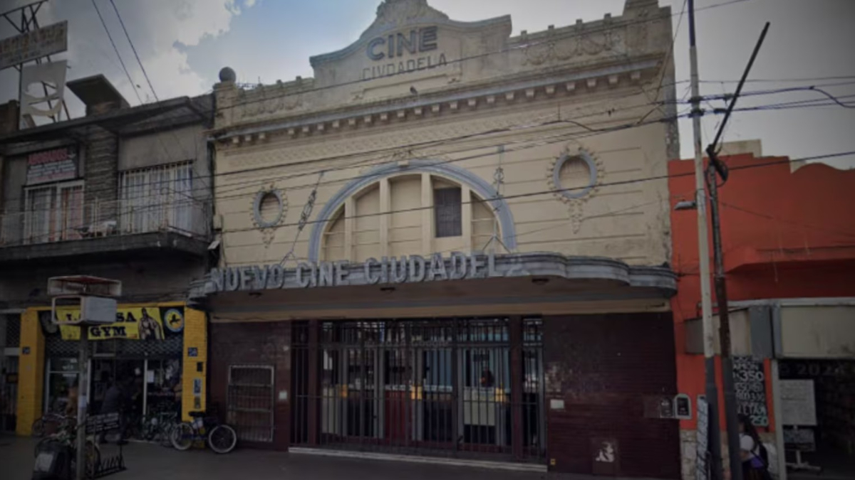 El Cine Ciudadela está ubicado en Rivadavia al 12300, justo enfrente de la estación del tren Sarmiento. Ahora quedó en manos de la comuna de Tres de Febrero.