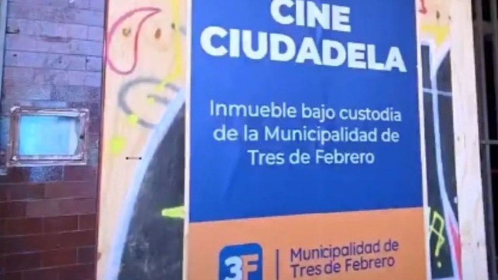 El Cine Ciudadela está ubicado en Rivadavia al 12300, justo enfrente de la estación del tren Sarmiento. Ahora quedó en manos de la comuna de Tres de Febrero.