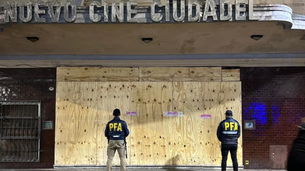 El Cine Ciudadela está ubicado en Rivadavia al 12300, justo enfrente de la estación del tren Sarmiento. Ahora quedó en manos de la comuna de Tres de Febrero.