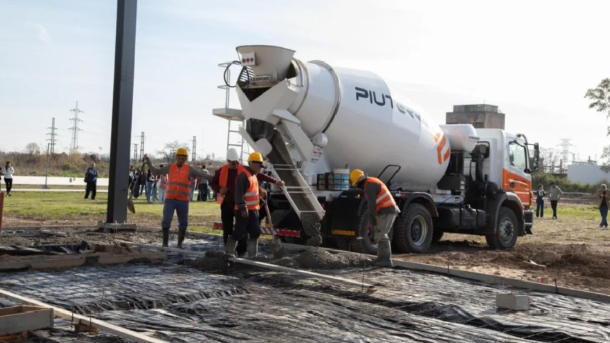 Las obras en el campo de deportes de la Universidad de Hurlingham avanzan a buen ritmo financiadas con fondos de la Provincia de Buenos Aires.