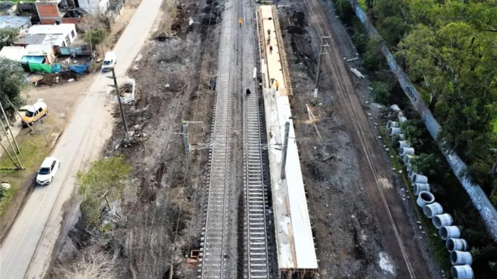 La Estacin Universidad de Almirante Brown del tren Roca est ubicada en medio de las estaciones Longchamps y Burzaco frente al acceso de la casa de altos estudios