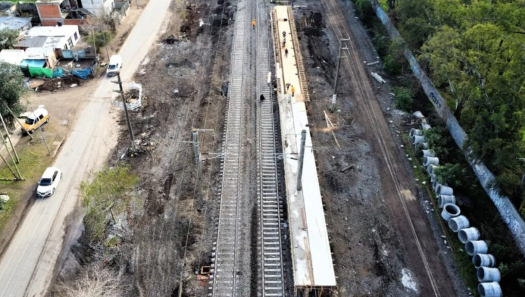 La Estación Universidad de Almirante Brown del tren Roca está ubicada en medio de las estaciones Longchamps y Burzaco, frente al acceso de la casa de altos estudios.