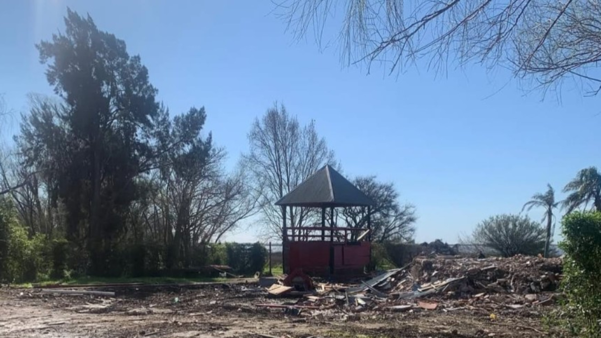 Los restos de Barisidro, el histórico bar que la Comuna de San Isidro demolió en Sánez Peña y el río para terminar de despejar la costa en el centro del distrito.